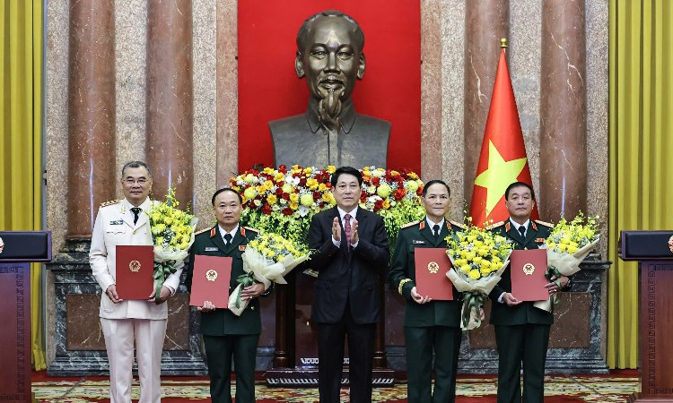 Chủ tịch nước Lương Cường trao quyết định thăng quân hàm, cấp bậc hàm cho sĩ quan cấp cao Quân đội và Công an