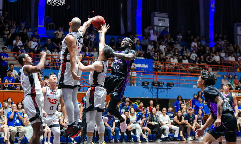 Thắng Saigon Heat, Hanoi Buffaloes giành vé vào vòng playoffs