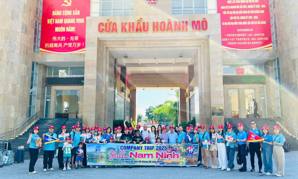 Đoàn khách đầu tiên du lịch qua cặp cửa khẩu Hoành Mô-Động Trung