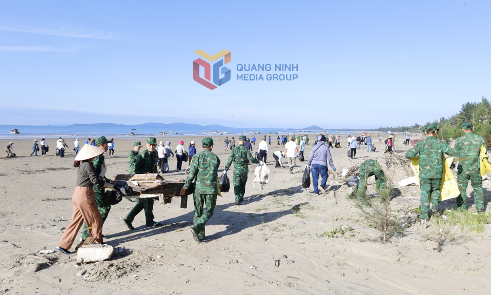 Phường Móng Cái 1 ra quân vệ sinh môi trường tại bãi biển Trà Cổ