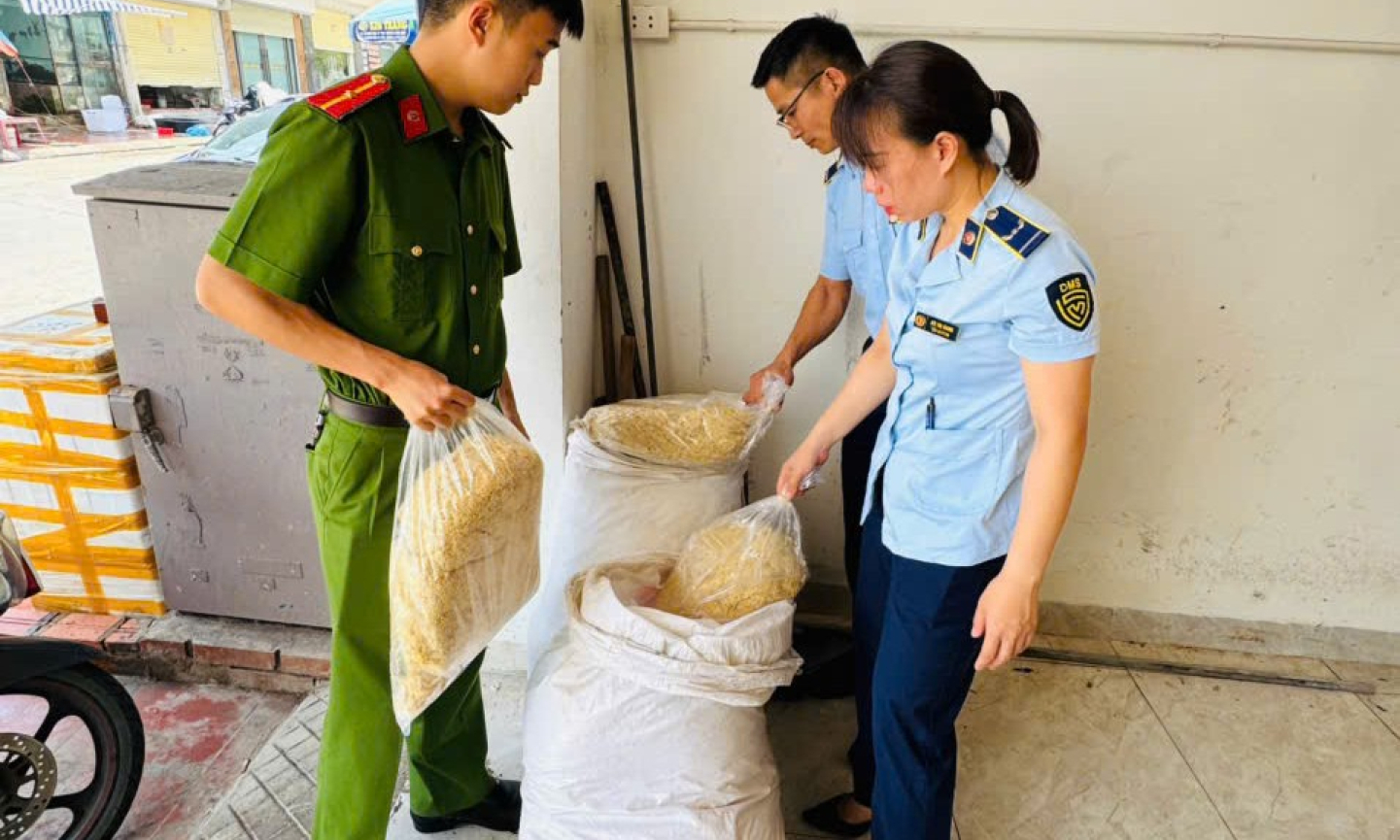 Công an phường Bãi Cháy phát hiện 100 kg ruốc gà không rõ nguồn gốc