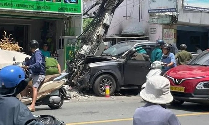 Xe bán tải mất lái tông gãy cột điện ở phường Thủ Đức, nghi do tài xế đột tử
