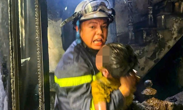 Giải cứu 3 người kẹt trong ngôi nhà đang cháy to, cảnh sát bế em nhỏ thoát nạn