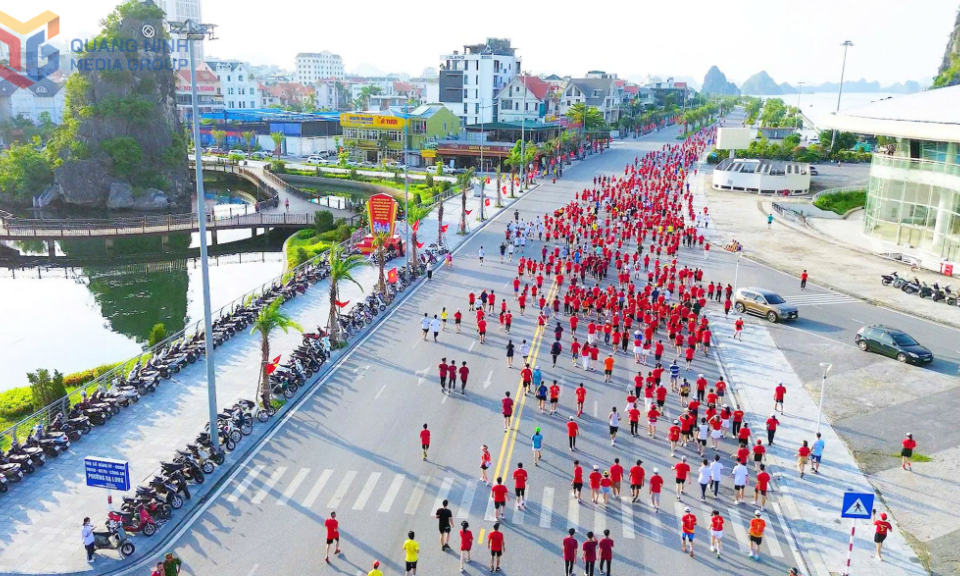 Trên 3.000 runner Hạ Long chinh phục cung đường bao biển 