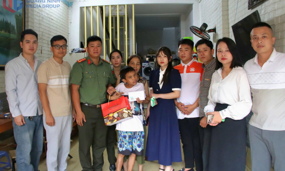 Thăm hỏi các gia đình có hoàn cảnh đặc biệt khó khăn tại Quảng Ninh