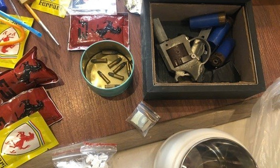 Công an xã phá ổ nhóm ma túy trong chung cư cao cấp, thu giữ súng đạn