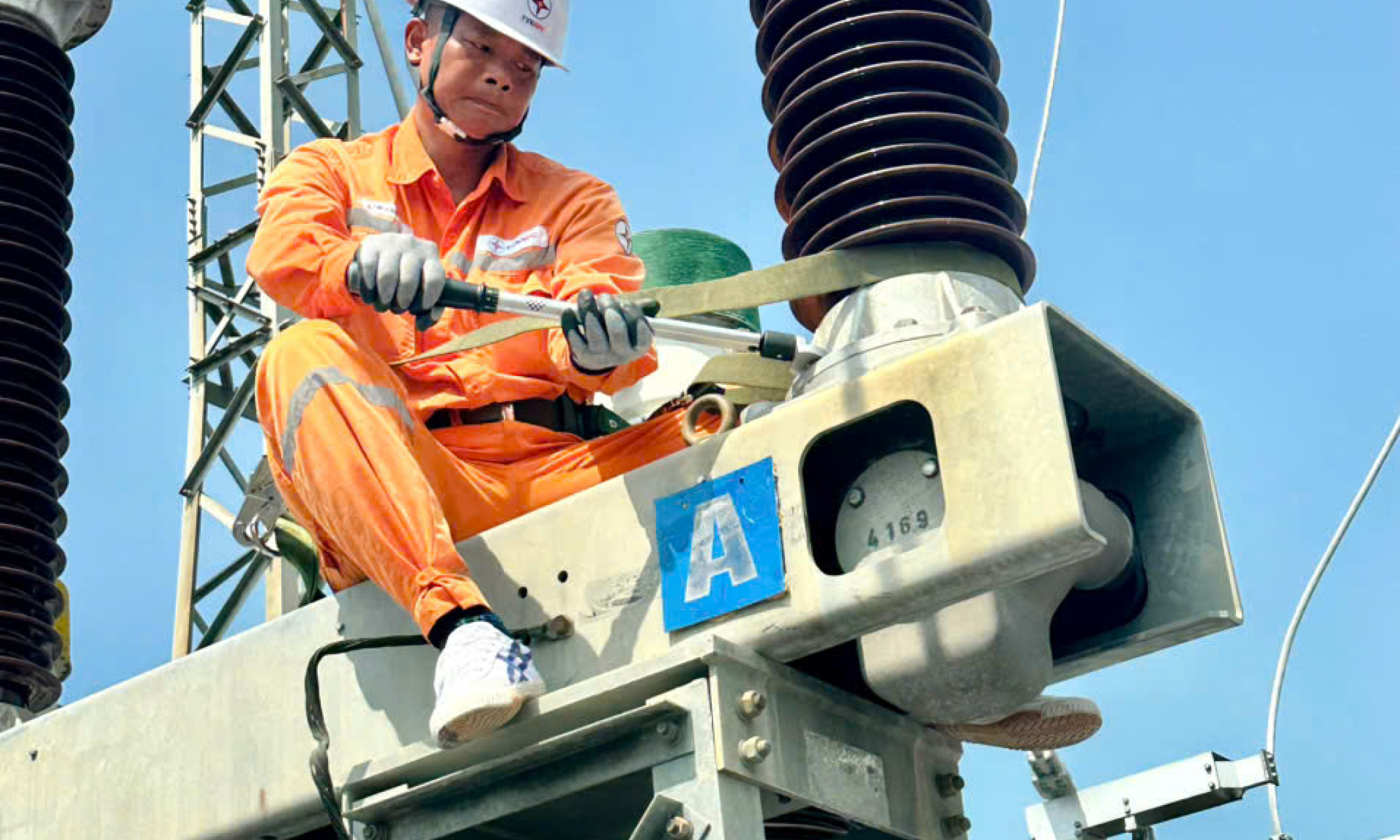 Giữ dòng điện sáng giữa mùa hè đổ lửa