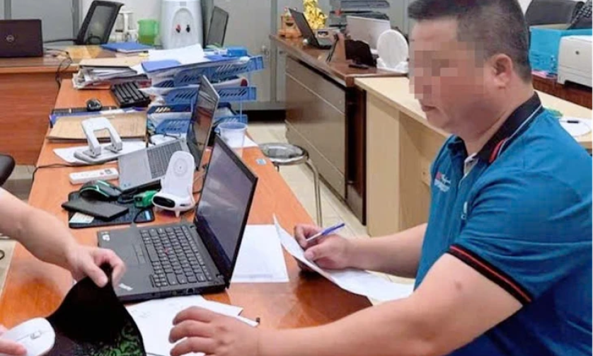 Tìm ra người giật chìa khóa xe khách, làm hàng chục người phơi nắng ở đường trên cao