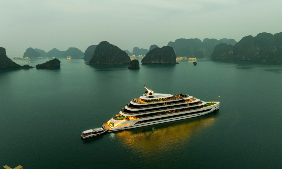 The enchanting beauty of Ha Long bay by night
