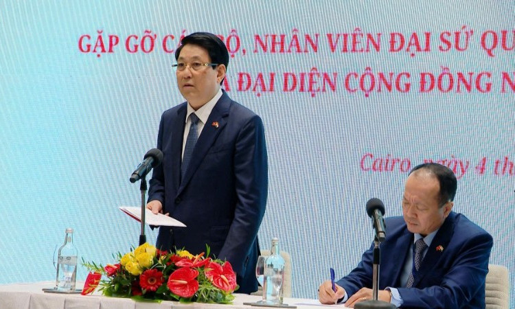 Chủ tịch nước Lương Cường gặp gỡ cán bộ, nhân viên Đại sứ quán và cộng đồng người Việt Nam tại Ai Cập