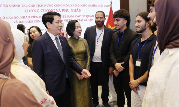 State President meets with Vietnamese embassy staff, community in Egypt