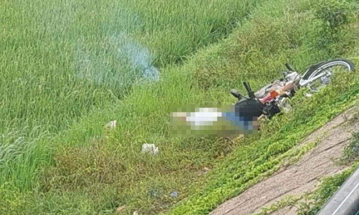 Thi thể người đàn ông cùng xe môtô bên mép ruộng, nghi do tai nạn giao thông