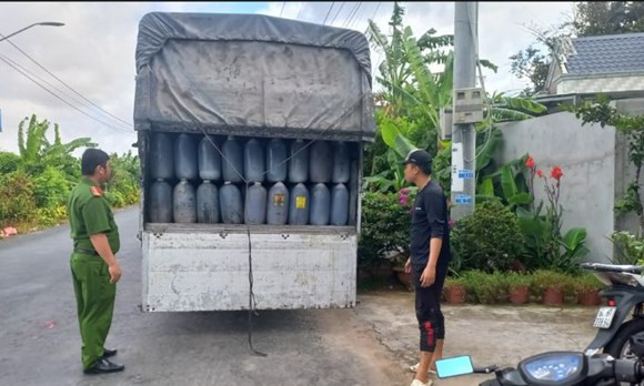 Công an phát hiện hơn 13 tấn dầu ăn không rõ nguồn gốc ở Vĩnh Long