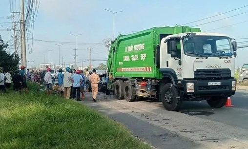Hai người tử vong, một người bị thương nặng sau khi ô tô húc đuôi xe chở rác