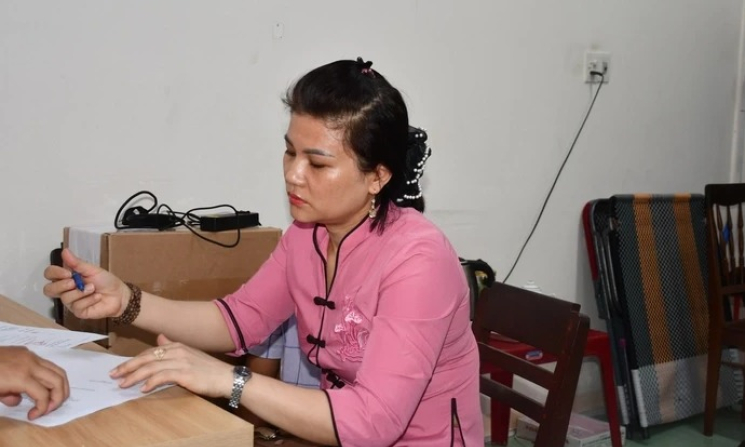 Bé trai 14 tháng tuổi bị bảo mẫu ném xuống nền nhà đã qua đời