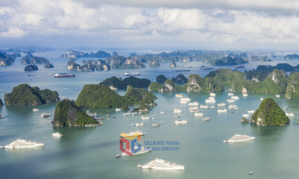 Vịnh Hạ Long - Bản hoà ca của trời xanh, đá và nước 
