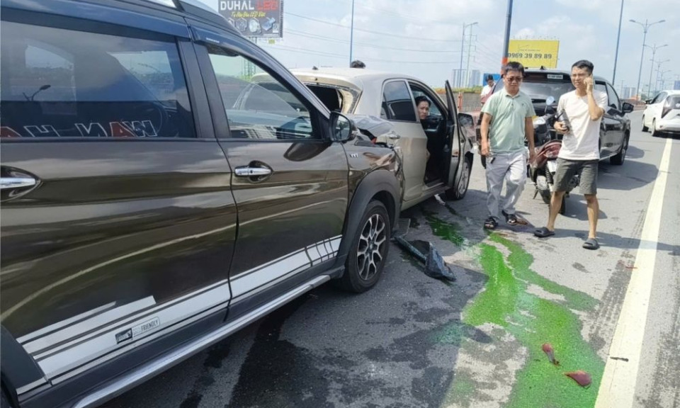 Va chạm giao thông liên hoàn trên cầu Rạch Chiếc, một phụ nữ bị thương