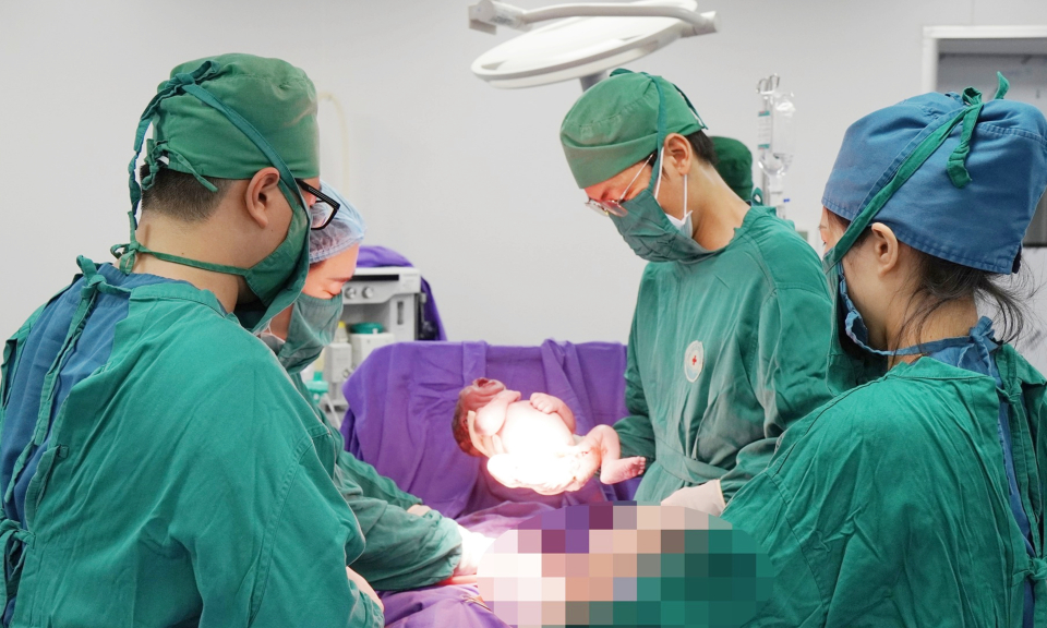 Xuyên đêm giông bão vượt biển, cấp cứu kịp thời sản phụ nguy kịch từ đảo Thắng Lợi