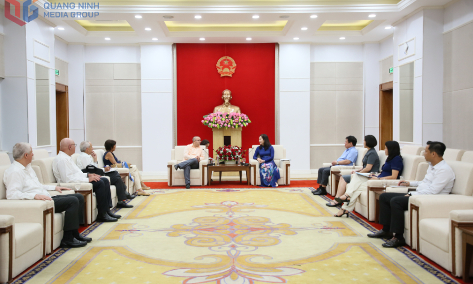 广宁省领导会见古巴代表团