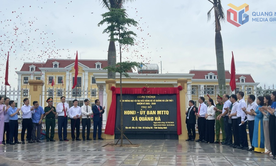 Xã Quảng Hà gắn biển công trình chào mừng Đại hội Đảng bộ xã