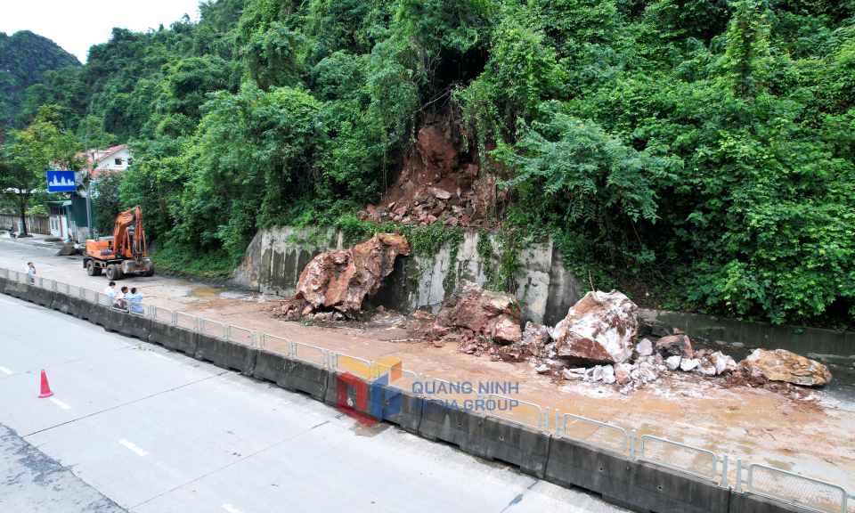Hoàn thành bốc xúc đá rơi, lưu thông phương tiện bình thường khu vực dốc Đèo Bụt