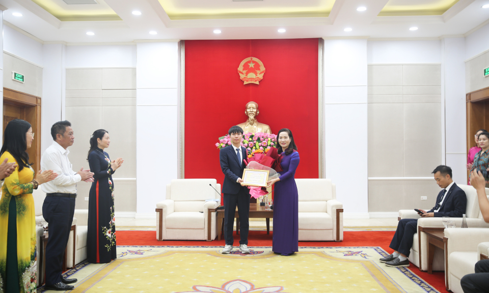 Quảng Ninh thưởng 400 triệu đồng cho học sinh đạt Huy chương Đồng kỳ thi Olympic Tin học Quốc tế