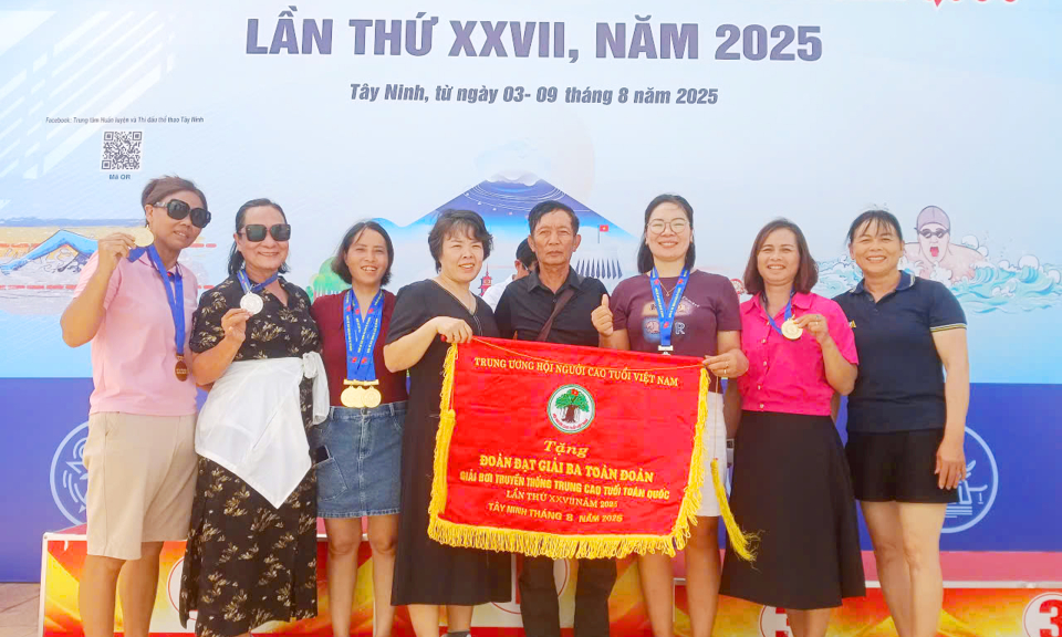Quảng Ninh giành hạng Ba toàn đoàn Giải Bơi truyền thống trung cao tuổi toàn quốc 2025