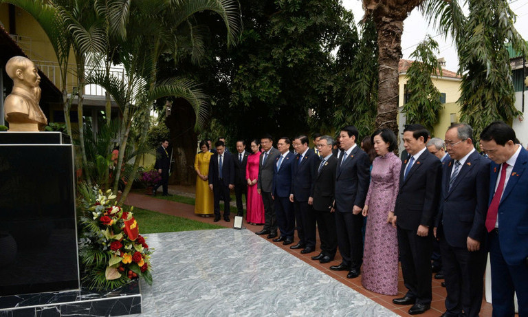 Chủ tịch nước Lương Cường dâng hoa tại Tượng Bác Hồ và Bia tưởng niệm trên Đại lộ Hồ Chí Minh ở thủ đô Luanda