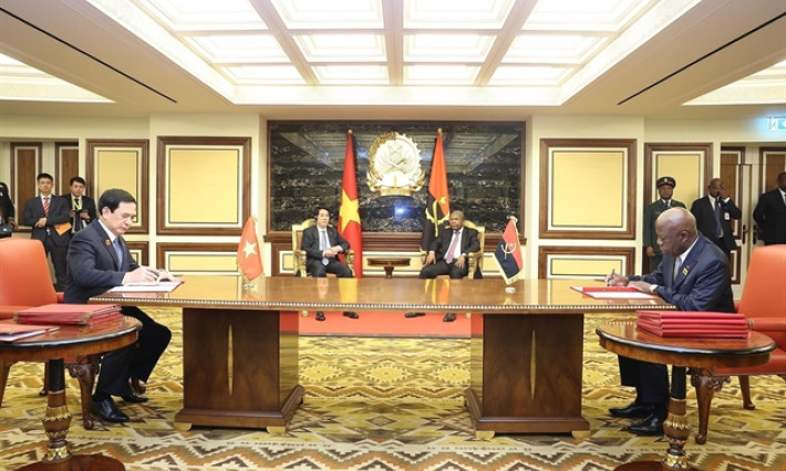 Vietnamese, Angolan Presidents meet with the press