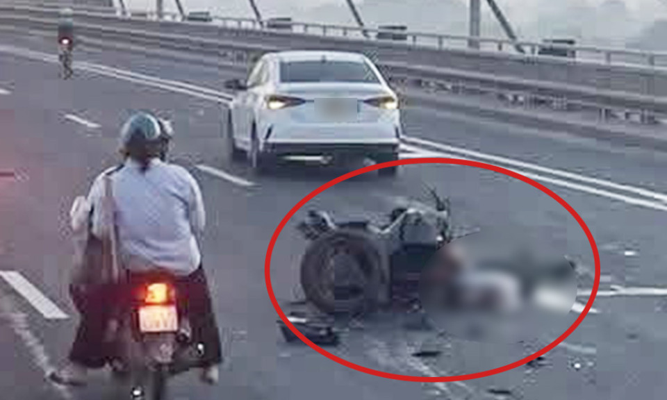 Một nam giới tử vong cạnh xe môtô phân khối lớn trên cầu Nhật Tân