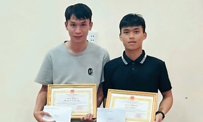 Khen thưởng 2 thanh niên nhảy sông cứu người tự tử rồi lặng lẽ về nhà