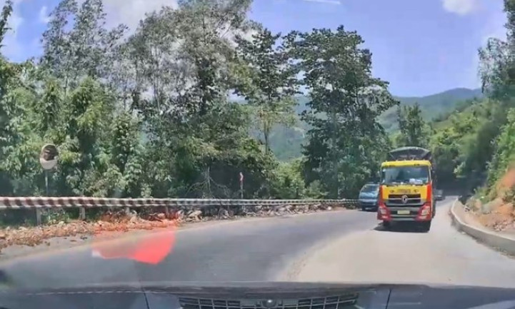 CSGT xử phạt tài xế xe tải chạy ẩu suýt gây tai nạn trên đèo Khánh Sơn