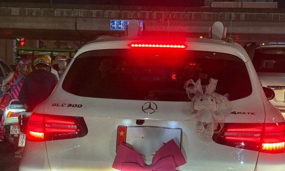 Công an xác minh việc ô tô gắn nơ che biển số