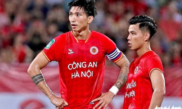 Văn Hậu được đăng ký đá lượt đi V-League 2025 - 2026