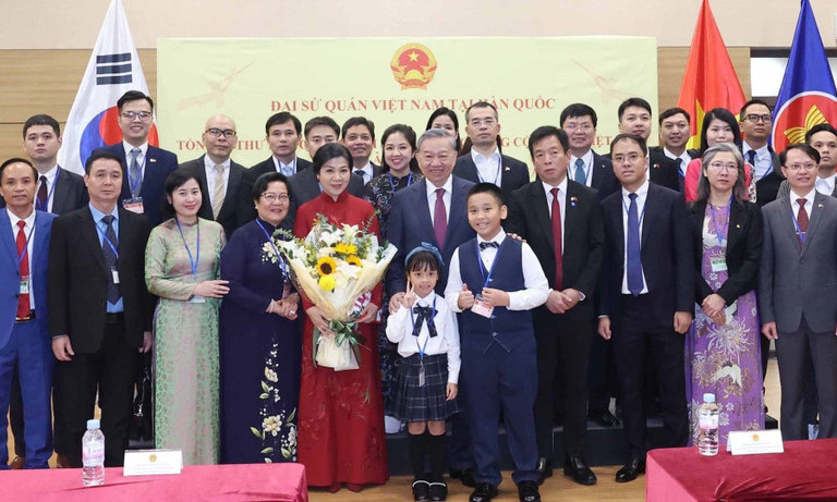 Tổng Bí thư Tô Lâm thăm Đại sứ quán và gặp gỡ cộng đồng người Việt Nam tại Hàn Quốc