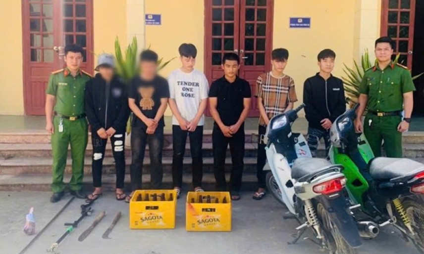 Bắt nhóm thanh thiếu niên ném chai bia vào nhà dân, gây rối trật tự