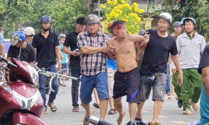 Khống chế người đàn ông cầm dao có biểu hiện bất thường ở TPHCM