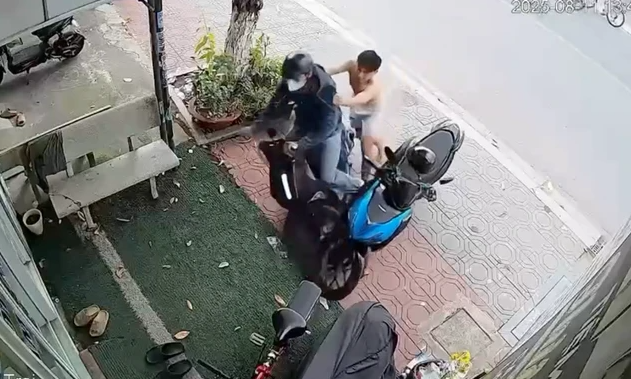 Vô tiệm vờ mua vàng, nam thanh niên cướp giật lắc tay bỏ chạy