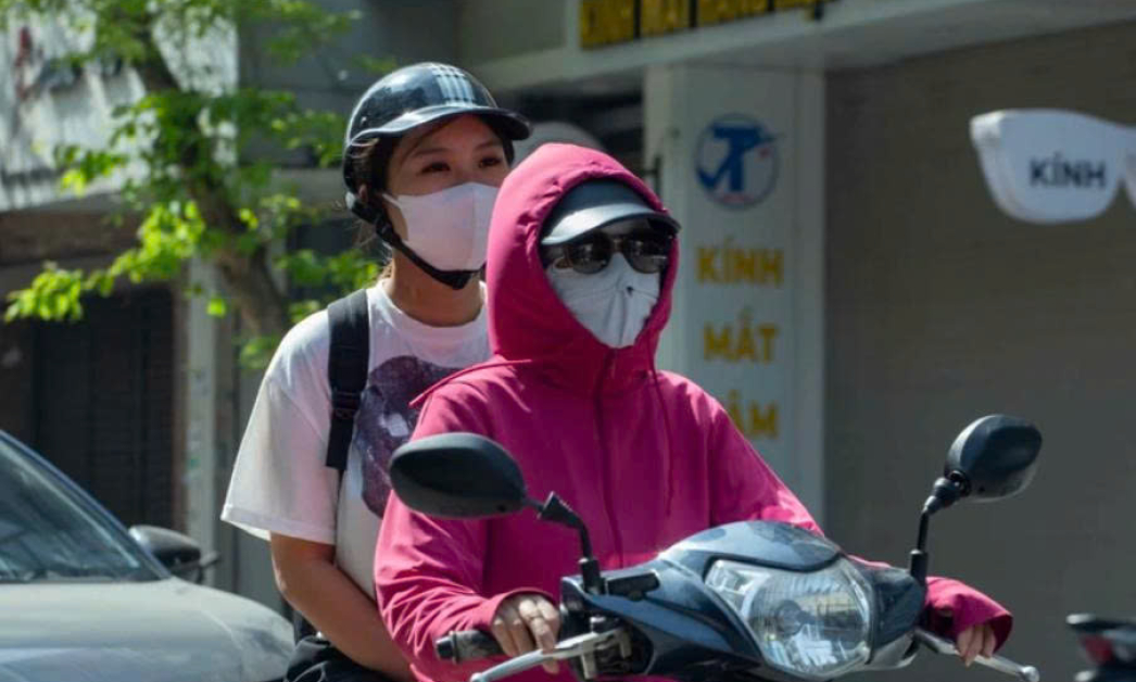 Thời tiết hôm nay 12/8: Bắc Bộ, Trung Bộ còn nắng nóng, Nam Bộ mưa dông