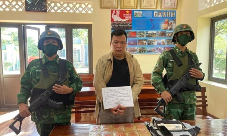 Biên phòng Sơn La bắt đối tượng mua bán 10 bánh heroin