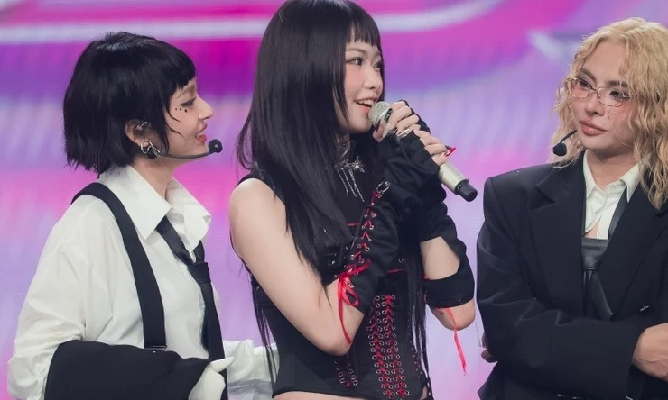 Em xinh 'say hi' bị thờ ơ?