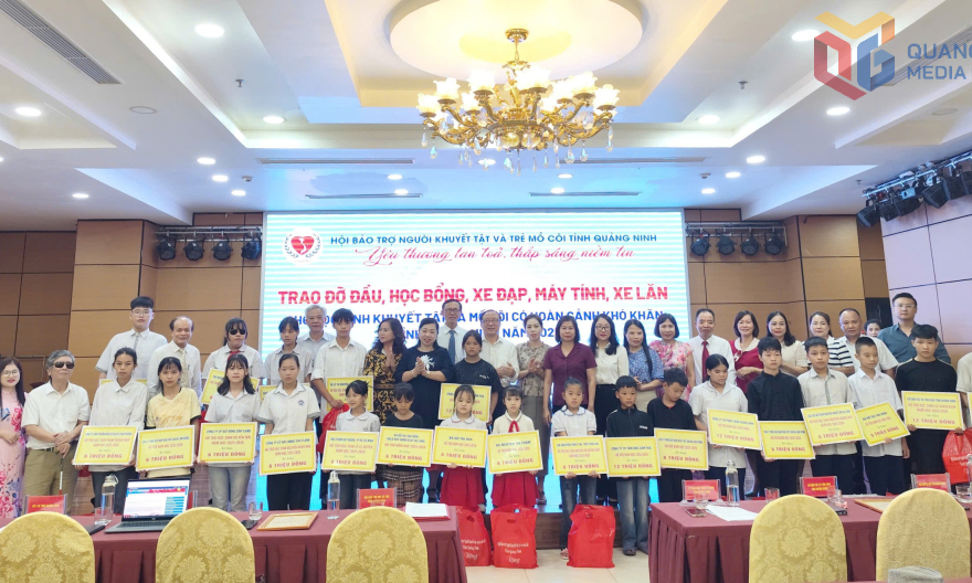 Trao đỡ đầu và học bổng cho học sinh mồ côi, khuyết tật có hoàn cảnh khó khăn
