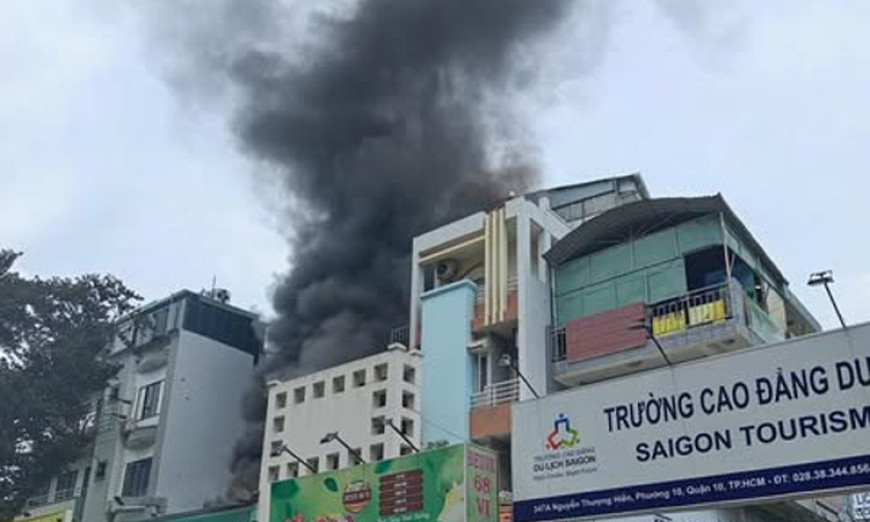 TP Hồ Chí Minh: Cháy nhà 3 tầng, giải cứu cụ bà ra ngoài an toàn