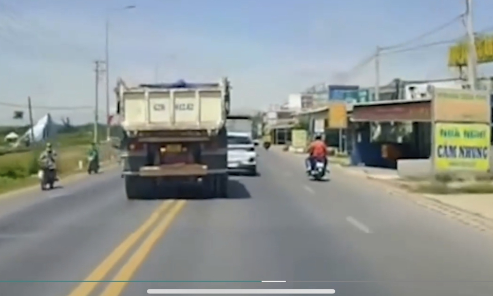Tây Ninh: Lập biên bản tài xế xe ben đi ngược chiều trên tỉnh lộ 824