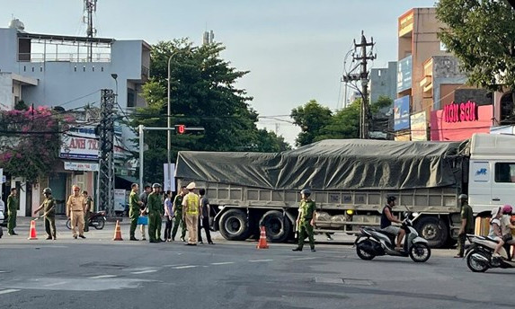 Tai nạn ở ngã tư trung tâm Quảng Ngãi, 1 người chết, 1 bị thương