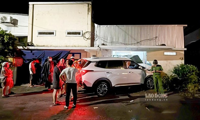 Một ôtô con lao vào nhà dân ở Huế trong đêm