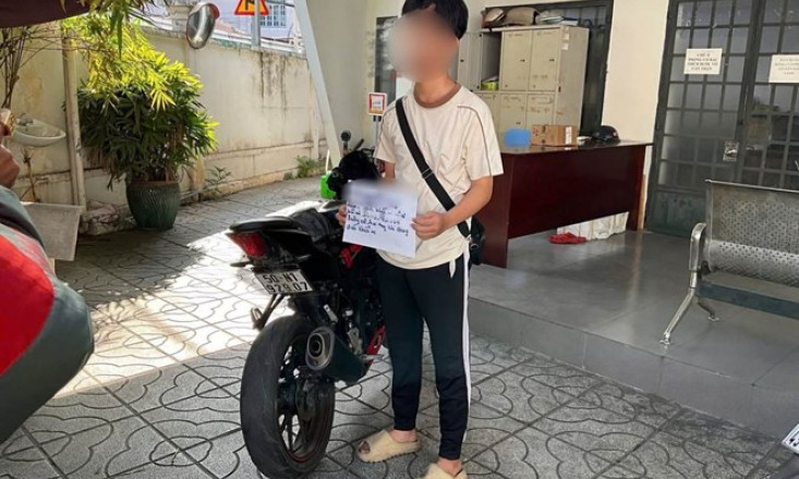 Tịch thu phương tiện của thanh niên thả hai tay khi điều khiển xe máy ở TPHCM