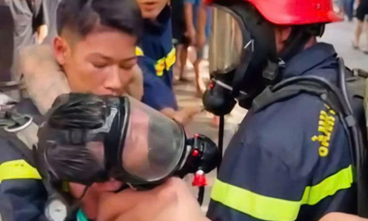Giải cứu người đàn ông nghi tự phóng hỏa đốt nhà mình