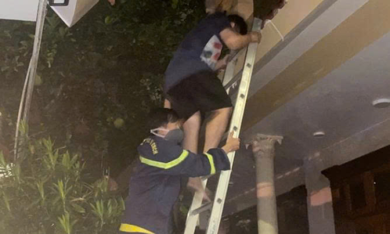 Cứu 5 người thoát khỏi đám cháy căn nhà 2 tầng trong đêm