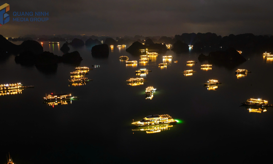 下龙湾夜景的魔幻之美
